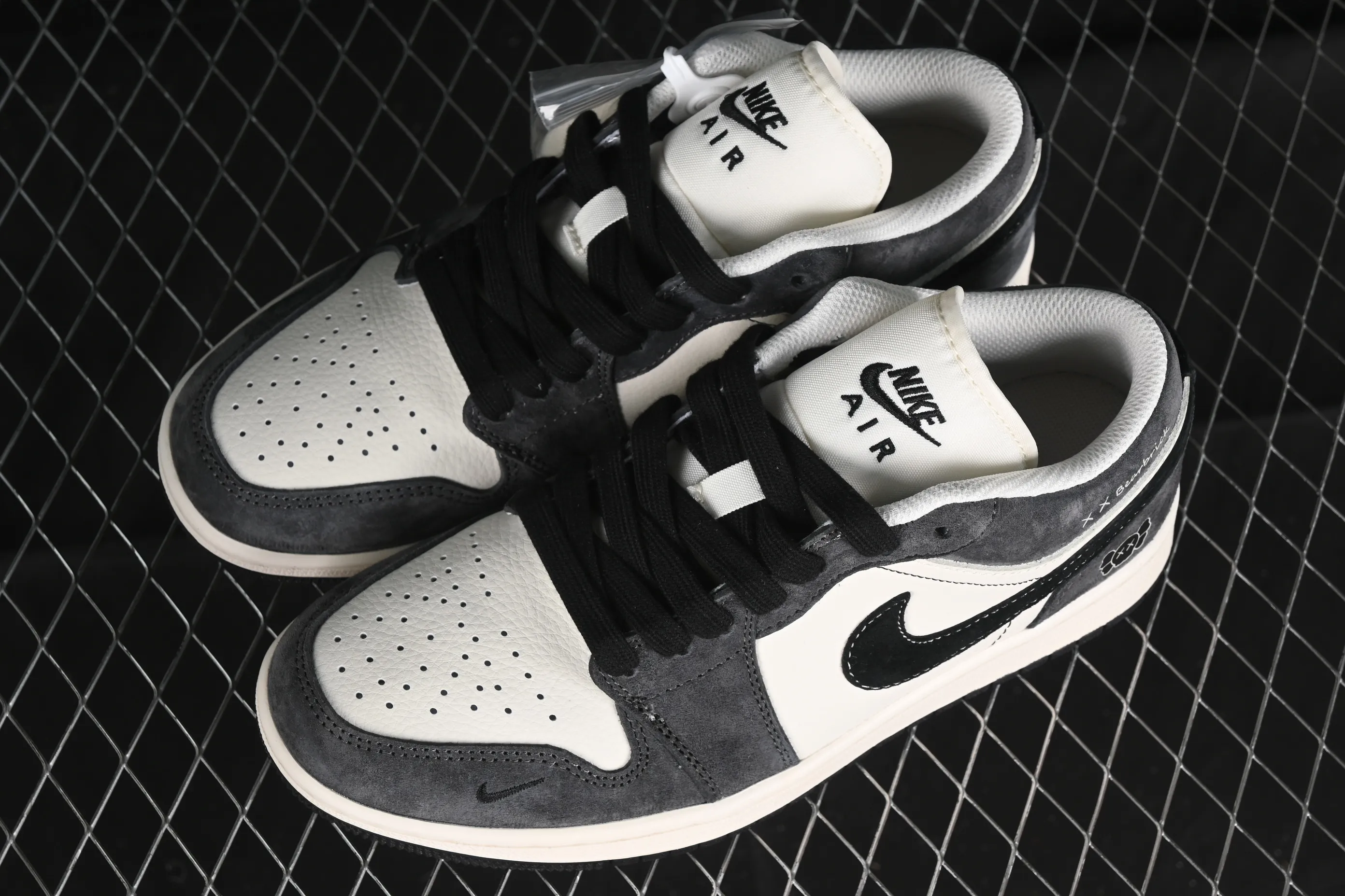 All categories Air Jordan Jordan series basketball shoes Air Jordan 1 Low High-end customized low-top sneakers Air Jordan 1 Low AJ1 Joe 1 Violent Bear joint-Black Velvet Pig Eight High-end customized low-top retro basketball shoes SJ9950-016